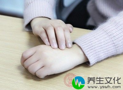 发干、瘙痒、脱皮、起红斑等