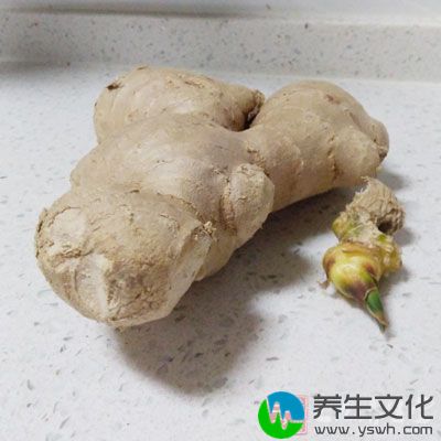 鲤鱼750克，食盐5克，酱油4大匙，醋3大匙，姜1块，蒜1头