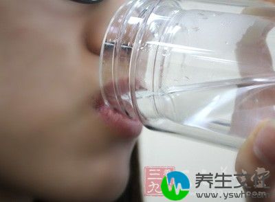 水是美容圣物，早晨醒来应及早空腹喝凉白开