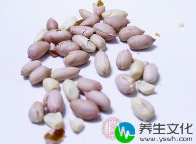 把一定量的花生放进烧红得锅里(中火)，不停翻炒