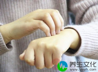 皮肤保护功能减弱，出现斑块、红疙瘩时