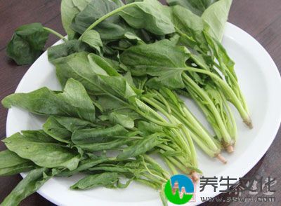 菠菜属于寒性食物，属于一种降血糖的蔬菜