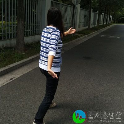 女人练太极拳提高形体美