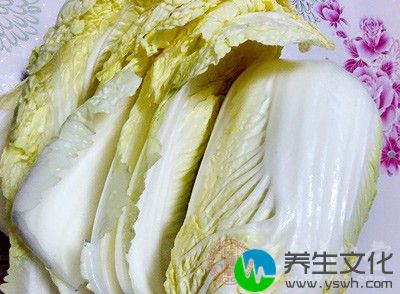 食用腐烂的大白菜后，会使人缺氧而引起头痛、头晕、恶心、腹胀等