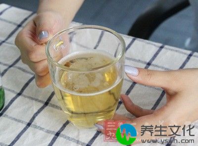 啤酒酒精含量少，所含鞣酸、苦味酸有刺激食欲