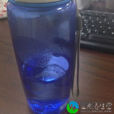 将热水到到杯子里