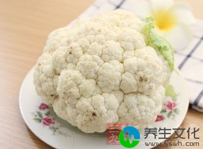 材料：菜花1个，香肠1根，尖辣椒4个