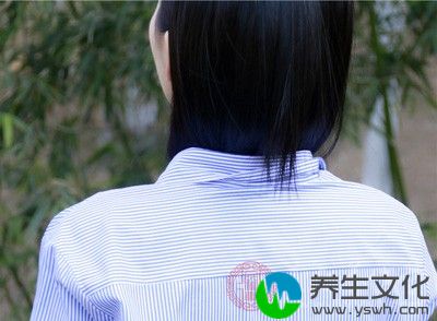 衣服过少，难于抵御外边的寒冷