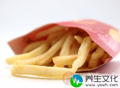 常吃薯条恐致癌。薯条的原料是马铃薯