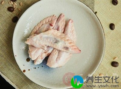 鸡翅2斤，可乐1罐，葱姜，料酒，老抽，葱花适量