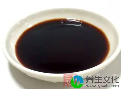 倒入番茄酱、酱油翻炒均匀后放入虾仁煎熟