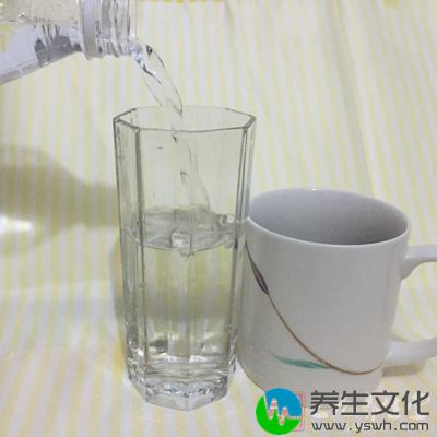 多喝水可以冲淡尿液