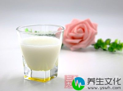 准备一小杯鲜奶，用蒸气蒸脸，将化妆棉吸满鲜奶