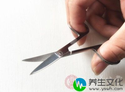 不共用剃须刀及牙具等，理发用具、穿刺、纹身和美容等用具应严格消毒