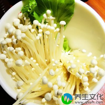 金针菇100g，剁椒适量，白菜叶5片