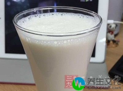 准备一小杯鲜牛奶