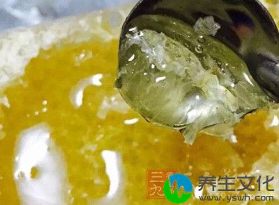 蜂蜜中有一种特殊的东西，能促进酒精的分解吸收