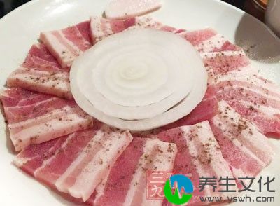 五花肉撒少许盐，酱油，淀粉使劲抓匀备用