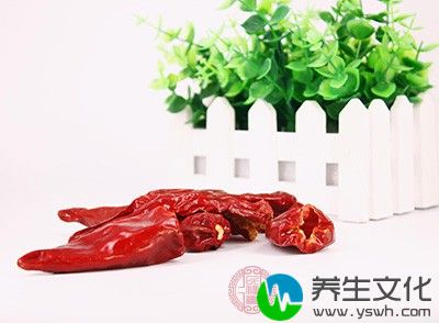 小蚕蛹250g，孜然适量，干辣椒2个