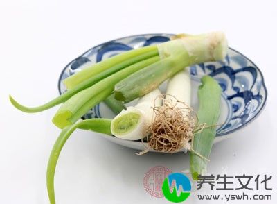 蔬菜中忌用大量的葱、韭、姜、大蒜等辛辣食品，南瓜、雪里红、生冷水果等也应忌食