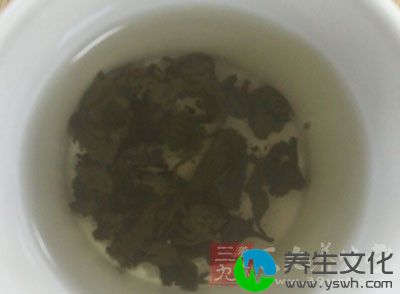 用隔夜的茶叶水涂在脸上