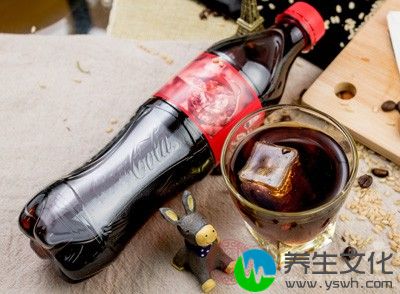 因为汽水等饮料大多含有磷酸盐同体内铁制裁产生化学反应，使铁质难以吸收