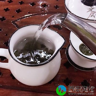 铁与茶中的鞣酸结合生成沉淀，影响铁的吸收