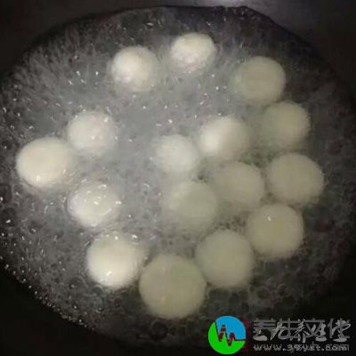 煮到元宵漂在水的表面，改用小火慢煮，直到元宵熟