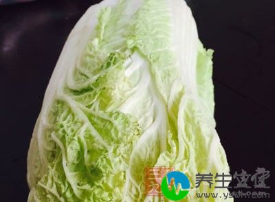 将所有的食材都清洗干净后，在锅中放入适量的食用油，然后放入白菜帮炝炒