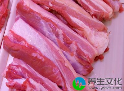 然后将肉放入铸铁锅，加水至8分满，加入生抽