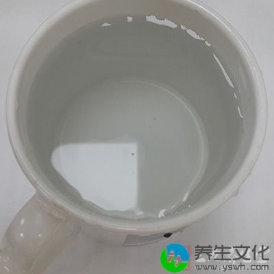 每天大量饮水，2-3小时排尿一次