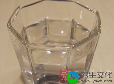 一般而言，人每天至少应该喝1500ml~1700ml的水