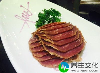 然后再把所有的调料以及牛肉全部倒进锅里