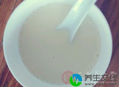 豆浆性质偏寒，消化不良、嗝气和肾功能不好的人，最好少喝豆浆