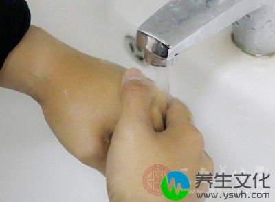 平时坚持用冷水洗手、洗脸、定期进行冷水浴或冬泳等，可有效提高身体的免疫力和抗寒能力，减少冻疮的发生。