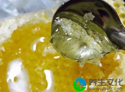 准备1汤匙蜂蜜，加少许水，把蜂蜜化成粘稠的蜂蜜汁