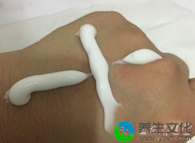 使用有高保水力的化妆水、乳液和精华素