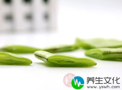 干煸法，把扁豆放入烧热的锅内煸炒，炒至豆荚变色