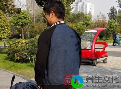 他阅尽人世沧桑，眼角眉梢写满故事，堪称沧桑风流的典范