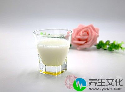 牛奶中的锌、碘、卵磷脂等成分，可以促进大脑的发育，对于儿童益智具有重要的作用