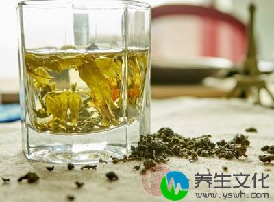 用茶叶和水轻轻拍打面部皮肤