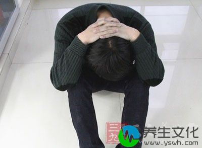 将双脚交叉抬高做仰卧起坐