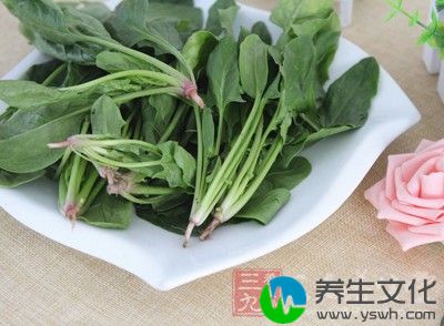 膳食中新鲜的绿叶蔬菜和水果摄入不足，导致维生素A、维生素C缺乏