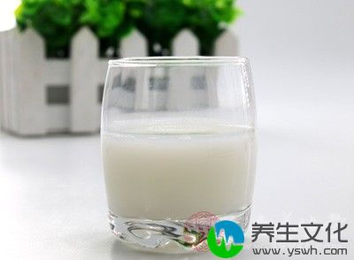 用蛋清和牛奶、蜂蜜进行混合