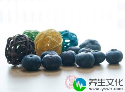 放入蓝莓，浸泡5分钟，然后倒掉水