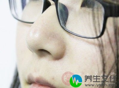 使用化妆水时用手直接接触肌肤