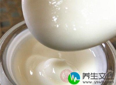 富含钙质的食物包括牛奶、奶酪、绿叶蔬菜、干豆和酸奶等