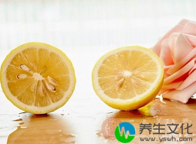 富含维生素C的水果：如柠檬、柑橘等