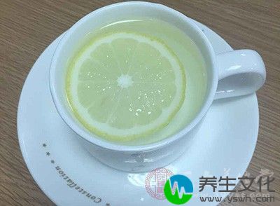 柠檬含有丰富的维生素c，是美白淡斑的神奇法宝，每天清晨喝一杯250ml的柠檬水，既可以保持肠胃通常，排除宿便，也能起到美白皮肤，促进新生代谢的作用