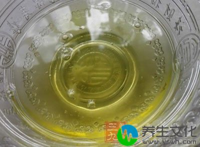 除了鸡蛋壳中的薄膜之外，蛋清也可以去黑头